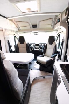 La nouvelle découpe de cabine du Benivan B104 UP offre d'avantage d'espace en hauteur