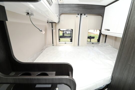 Le couchage transversal pour deux personnes à l'arrière du B104 UP