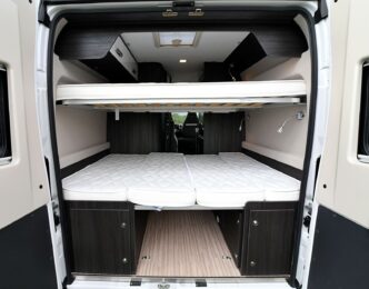 La nuit 4 personnes peuvent prendre place sur les lits superposés du B119