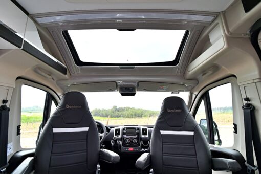 ... les 3 Benivan "haut de gamme" (B119, B145, B165) bénéficient de surcroit : du toit vitré panoramique "Sun Roof" de série.