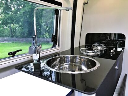 Le nouveau plan de travail en verre réfléchit la lumière