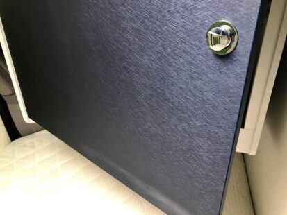 Soyeuse au toucher, la surface texturée des meubles nuance les reflets bleu cobalt