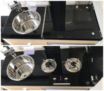 Également en verre, le couvercle de protection des 2 feux gaz sert de crédence une fois relevé