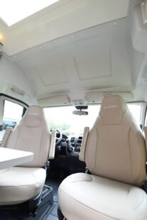 Sans le toit vitré en option, le Leader Camp bénéficie de la nouvelle découpe de cabine