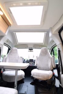 Lumière et espace à l'intérieur du Font Vendôme Rando Camp