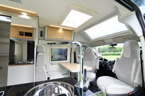 Clarté, design et belles lignes intérieurs à bord du Rando Camp