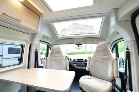 A bord du Duo Van : cabine intégrale + toit vitré panoramique