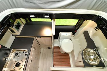 Compact (5,40 m), l'Auto Camp XL embarque un coin toilette : chauffe eau, bac de douche, lavabo et WC à cassette