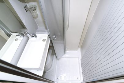 Tout en largeur, le lavabo est escamotable côté paroi, notez l'astucieux "porte brosse à dent" qui s’intègre dans le lavabo replié