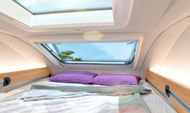 Le toit héberge un confortable lit 190 x 130 cm, la zone spacieuse (55 cm de haut) profite de 4 fenêtres