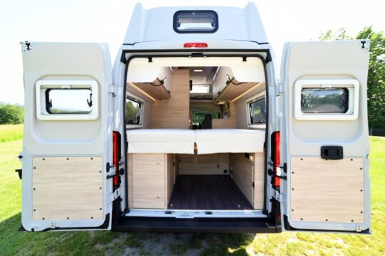 Sur le BoxStar Lifetime 600 XL, les lits jumeaux peuvent être redressés, et l'espace central libéré pour accueillir des vélos