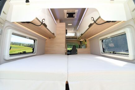 Une télécommande RVB permet de faire varier l'éclairage LED, au dessus des meubles de pavillon, en une multitude de couleurs