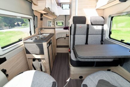 Rehausse de toit oblige, l'intérieur du BoxStar Lifetime 600 XL (5,99 m) est plus spacieux, plus lumineux