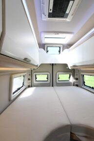 A l'arrière du Boxstar Lifetime 600 XL, la forme semi circulaire en pied de lits jumeaux facilite la circulation et l'accès au lit.