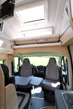 Le lit de pavillon replié, le salon du BoxStar XL atteint la hauteur intérieure record de 2,38 m