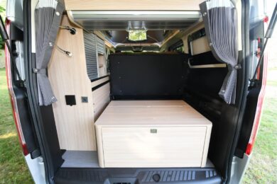 Inclus dans le pack Custom une malle arrière amovible vient se fixer sur les rails...