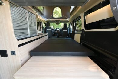 4 personnes peuvent dormir à bord de l'Auckland, le lit de toit (116 x 190 cm) complète le lit bas