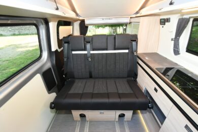 La banquette trois places est convertible en couchage