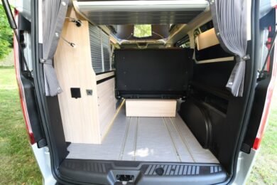 Coulissante sur rail, la banquette 3 places libère 1350 L de volume de rangement arrière