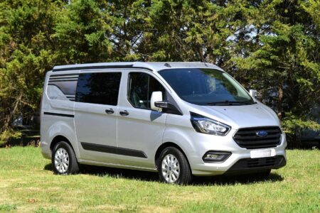 En option sur le Ford Custom, une batterie électrique assiste le moteur thermique. Avec cette hybridation légère le van Auckland économise du carburant.