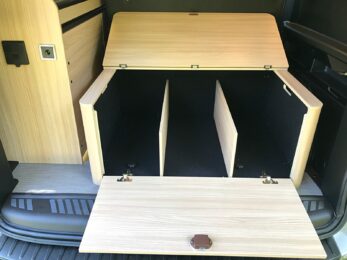 ...l'intérieur est recouvert de feutrine protectrice et peut être compartimenté