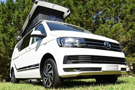 Carrosserie blanche, calandre inserts chromés, jantes alu 17'', antibrouillards, feux halogènes... Il va être difficile de résister aux options du pack Legacy !