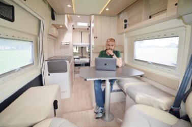 Maxi-salon composé d'une banquette en L, des deux fauteuils cabine pivotants et d'un siège latéral.