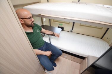 Table pivotante à l'arrière.