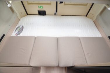 Une fois la dînette convertie en couchage, le lit bas affiche des cotes de 185 x 117 cm.