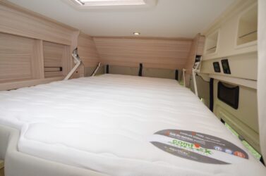 Lit de pavillon longitudinal, assisté par vérins (190 x 130cm).