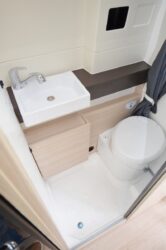 Nouvelle vasque rectangulaire élégamment incrustée au meuble de salle de bain.