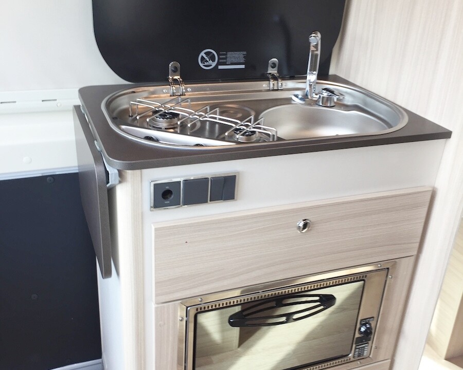 Un four est proposé ici en option.