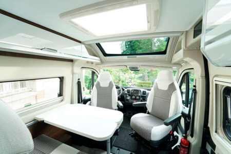 Davis 590. La présence du skyroof garantit une sensation d'espace intérieur sans pareille.