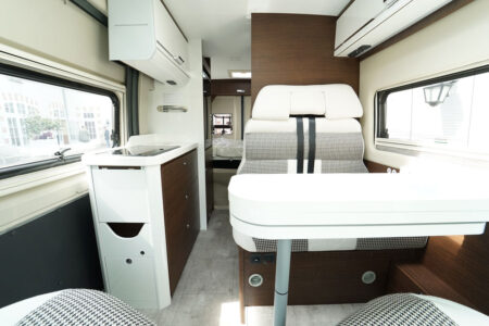 Davis 590. Teinte bois foncée, meubles laqués blancs design et tissu au motif pied-de-poule : le constructeur reconduit la nouvelle ambiance intérieure développée l'an dernier.