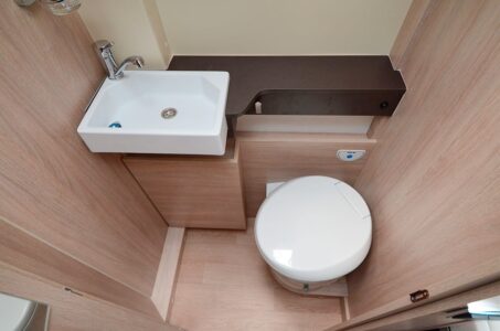 Rapido V55. La vasque thermoformée donne du style au cabinet de toilette.