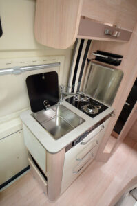 Rapido V55. Exit le petit robinet rabattable qui se dissimule sous le couvercle de l'évier. Désormais chaque élément est indépendant.