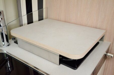 Rapido V55. Le couvercle du réchaud fait aussi office de plan de travail.