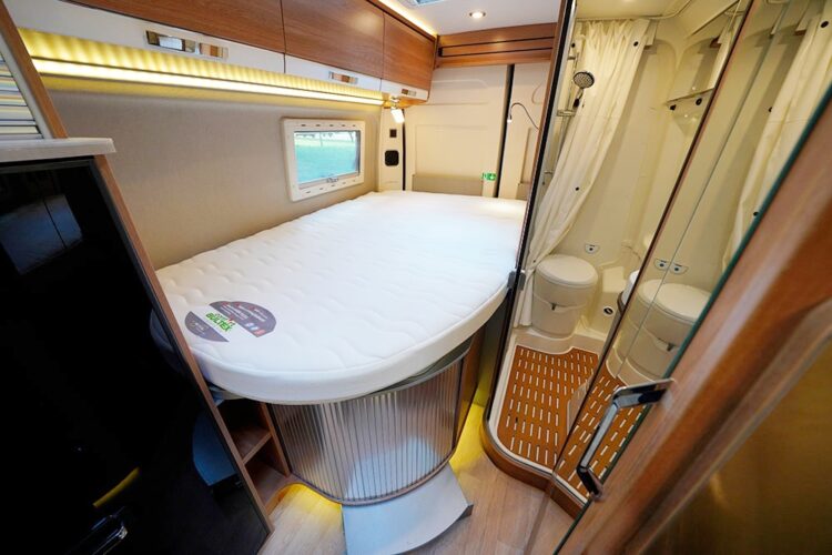 Rapido V62. Le lit à la française affiche des dimensions de 125 x 198 cm.