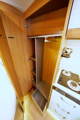 Rapido V62. Entre la cuisine et la cabinet de toilette, un compartiment conjugue penderie et lingère.