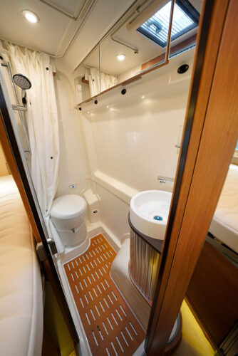 Rapido V62. Le grand cabinet de toilette en long réunit douche, W.-C. et vasque.