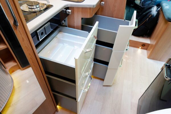 Rapido V62. La fermeture des six tiroirs de la cuisine est centralisée.