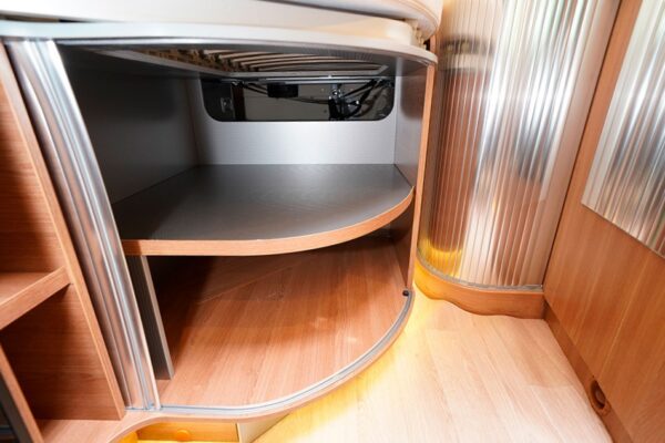 Rapido V62. Sous le lit, un rangement compartimenté XXL. Sous le sommier, la cloison ouverte sur la soute permet de ranger des objets de grande longueur.