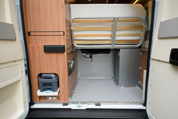 Rapido V62. Côté soute, la tête de lit relevable permet de dégager un volume de rangement sur toute la hauteur.