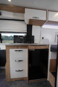 Bavaria K 600 J2 - cuisine héritée du K 540. Manque un éclairage au-dessus du plan de travail<;