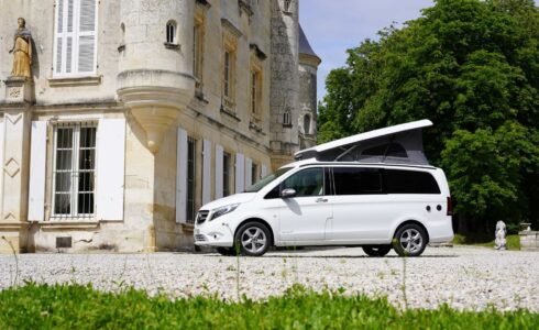 Westfalia JULES VERNE - 2020 - Sur la carrosserie, le Jules Verne a perdu la rose des vents, symbole de la marque. Par souci de discrétion.