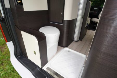 Westfalia JULES VERNE - 2020 - Cette nouvelle référence de WC Thetford a permis de gagner quelques centimètres.