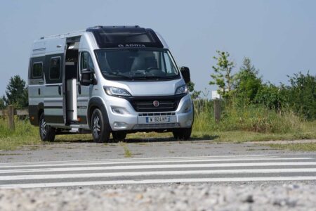 TWIN SUPREME 640 SGX - Carrosserie gris métal et calandre noir brillant de série. Un grand lanterneau coiffe l'espace conduite.