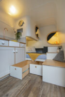 Deux grands tiroirs sont prévus sous le lit parental. Crédit photo : Tim Hall.