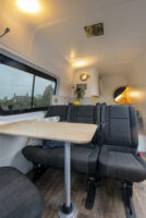 En mode route, le Jubel Explorer peut compter sur sa deuxième rangée de sièges (une banquette + un siège amovibles, avec fixations Isofix) pour transporter jusqu’à 5 personnes. Crédit photo : Tim Hall.