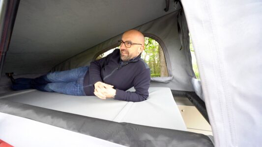 Le lit de toit 195 x 93 cm pour un adulte ou deux enfants.